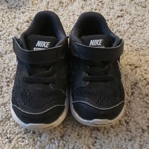 Nike toddler shoes size 6